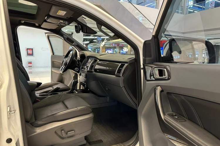 Used Ford Everest 2016 2.0T Gasoline Automatic 4x4 Flagship Edition Interior 6