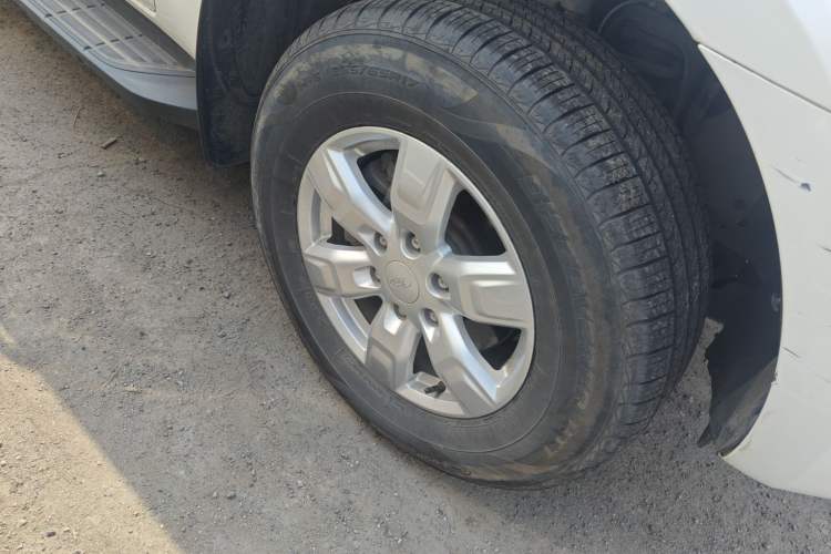 Used Ford Everest 2016 2.2T Diesel Manual Two-Wheel-Drive Elite Edition Right Front Wheel Hub