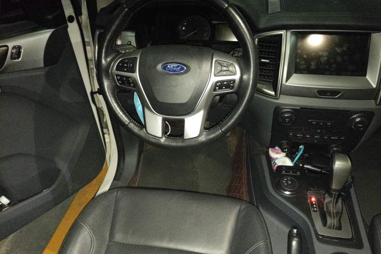 Used Ford Everest 2016 2.0T Gasoline Automatic 4x4 Luxury Edition Steering Wheel