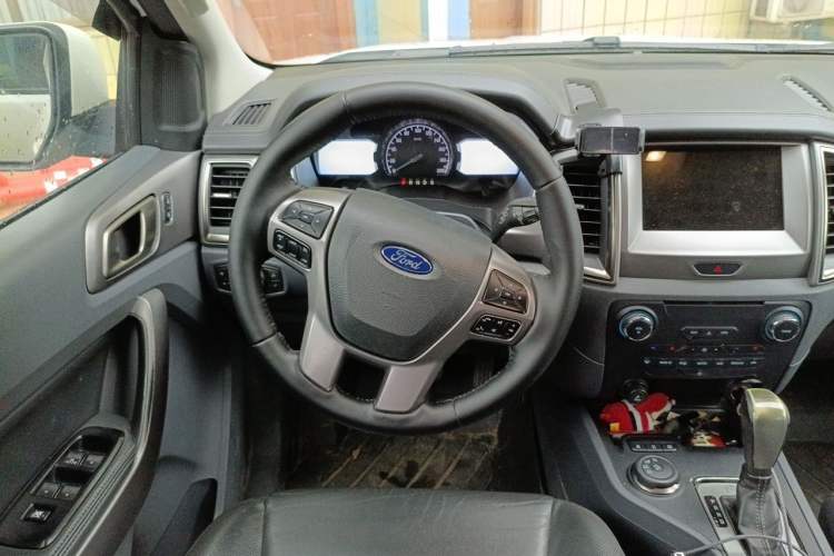 Used Ford Everest 2016 2.0T Gasoline Automatic 4x4 Luxury Edition Steering Wheel