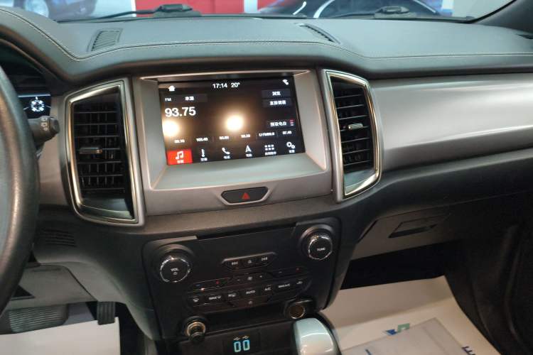 Used Ford Everest 2017 2.0T Gasoline Automatic 4x4 Luxury Edition 7 Seats Audio And AC Panel