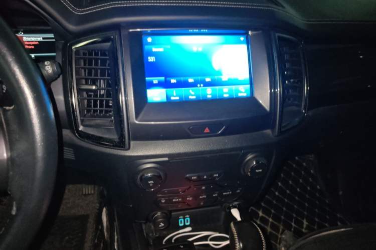 Used Ford Everest 2017 2.0T Gasoline Automatic 4x4 Luxury Edition 7 Seats Audio And AC Panel