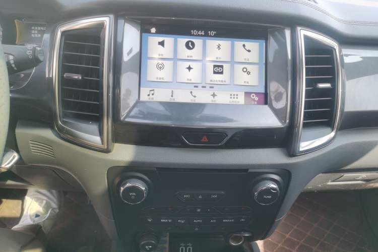Used Ford Everest 2017 2.0T Gasoline Automatic 4x4 Flagship Edition 7 Seats Audio And AC Panel