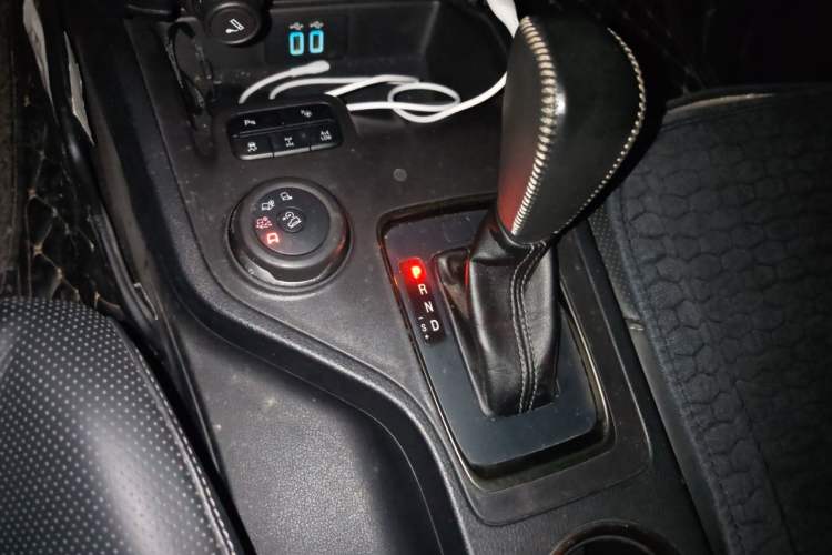 Used Ford Everest 2017 2.0T Gasoline Automatic 4x4 Luxury Edition 7 Seats Gear Lever