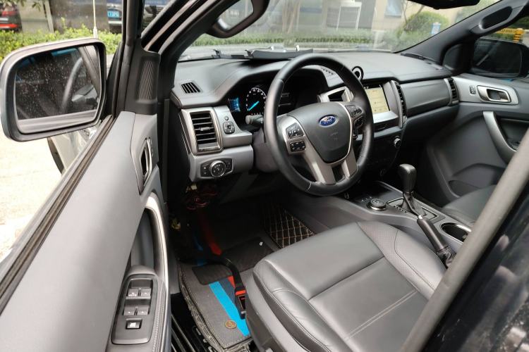 Used Ford Everest 2017 2.0T Gasoline Automatic 4x4 Luxury Edition 5 Seats Interior 3