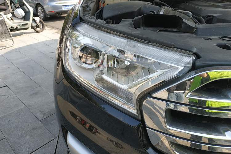 Used Ford Everest 2017 2.0T Gasoline Automatic 4x4 Luxury Edition 7 Seats Right Front Headlight