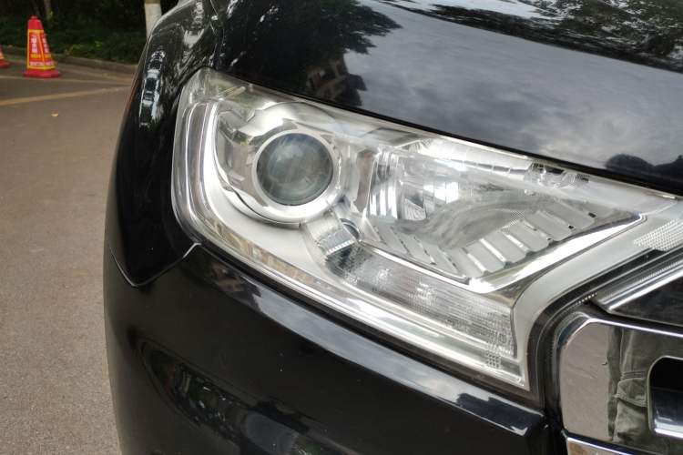 Used Ford Everest 2017 2.2T Diesel Manual 4x4 Luxury Edition 7 Seats Right Front Headlight