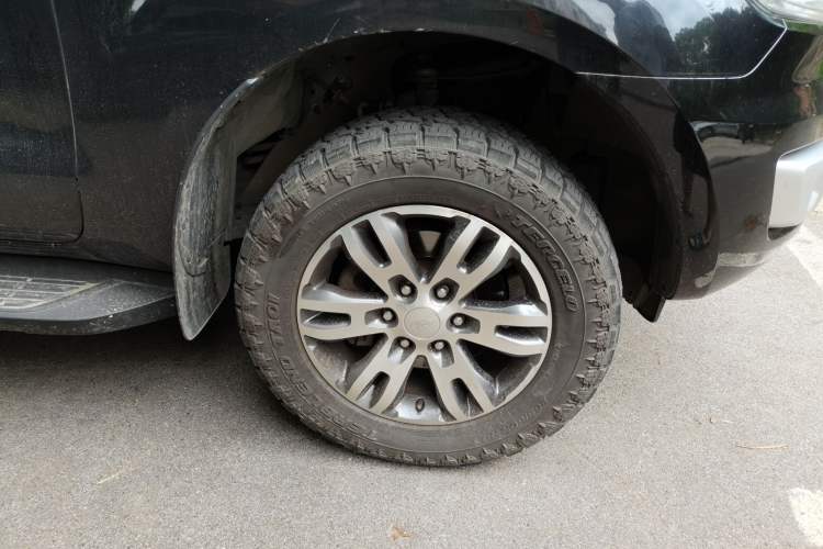 Used Ford Everest 2017 2.2T Diesel Manual 4x4 Luxury Edition 7 Seats Right Front Wheel Hub