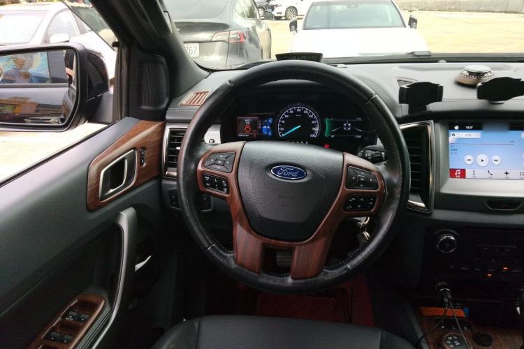 Used Ford Everest 2017 2.0T Gasoline Automatic 4x4 Luxury Edition 7 Seats Steering Wheel