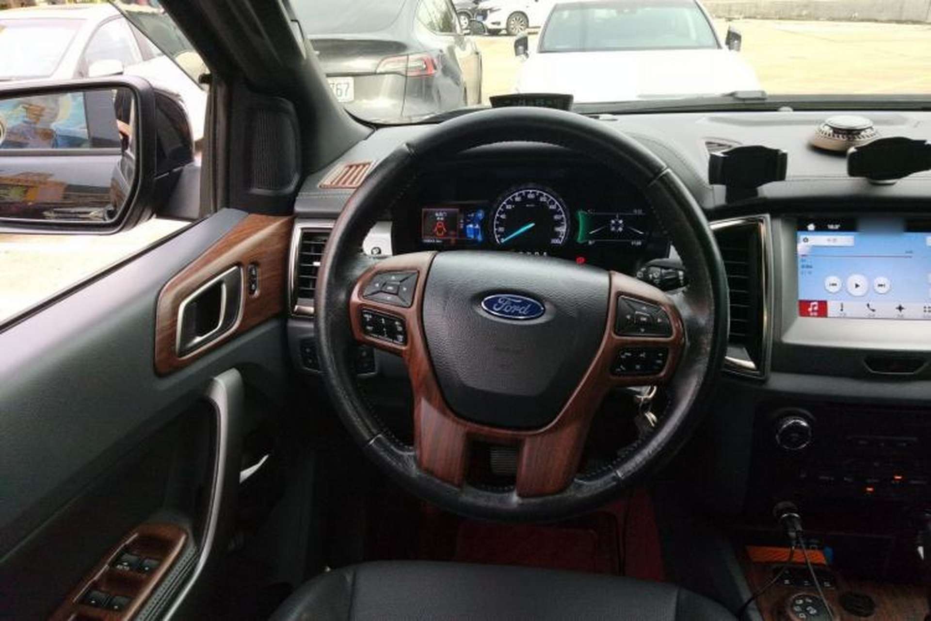 Used Ford Everest 2017 2.0T Gasoline Automatic 4x4 Luxury Edition 7 Seats Steering Wheel