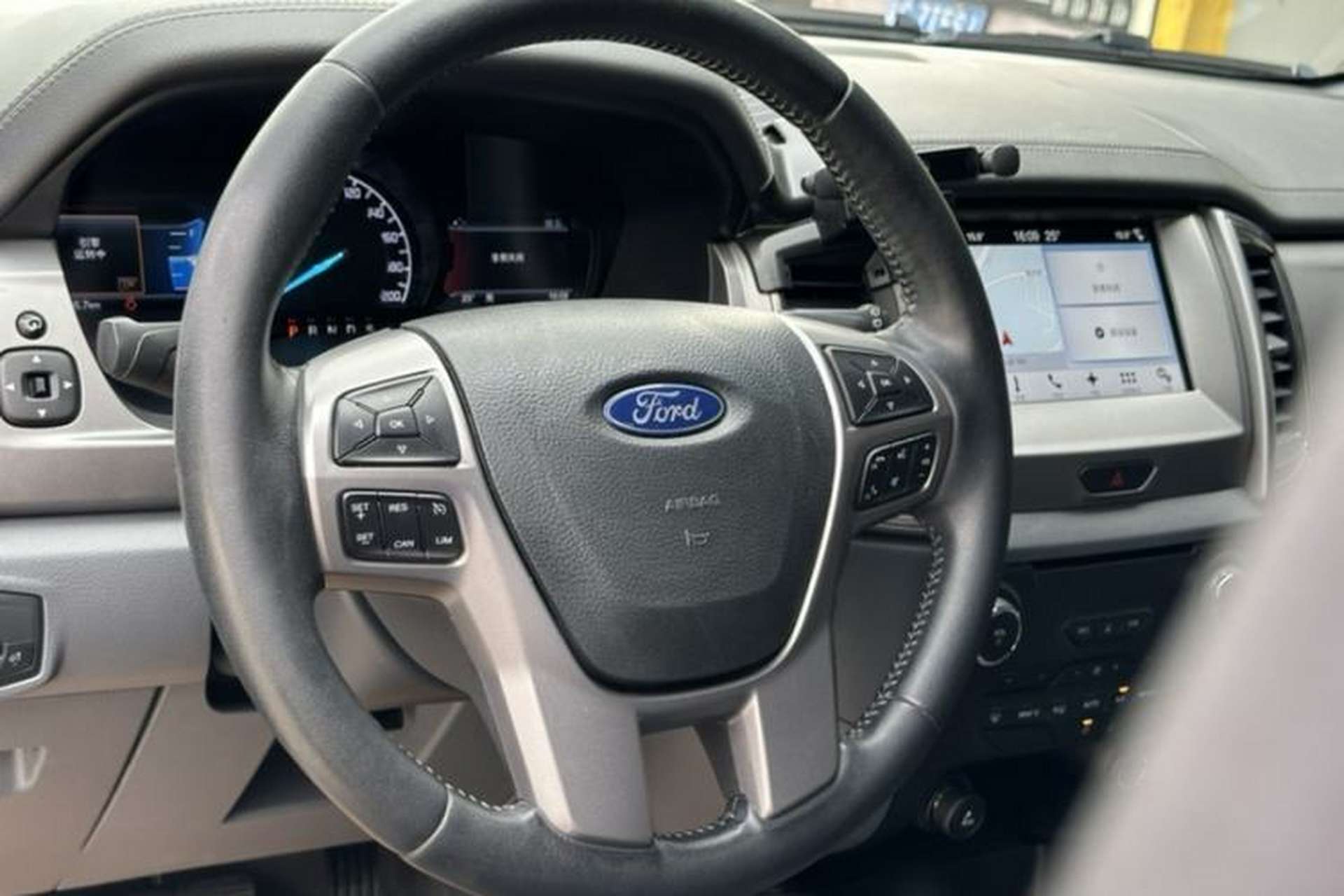 Used Ford Everest 2017 2.0T Gasoline Automatic 4x4 Luxury Edition 7 Seats Steering Wheel