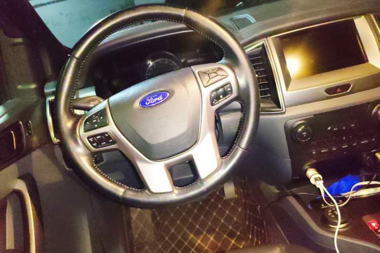 Used Ford Everest 2017 2.0T Gasoline Automatic 4x4 Luxury Edition 7 Seats Steering Wheel