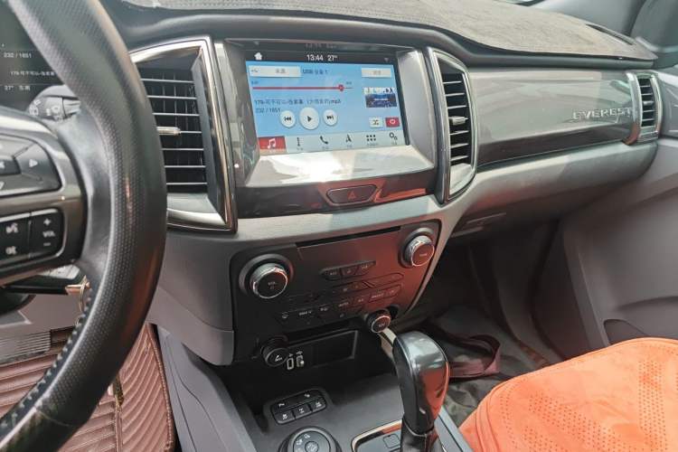 Used Ford Everest 2017 2.0T Gasoline Automatic 4x4 Flagship Edition 7 Seats Audio And AC Panel
