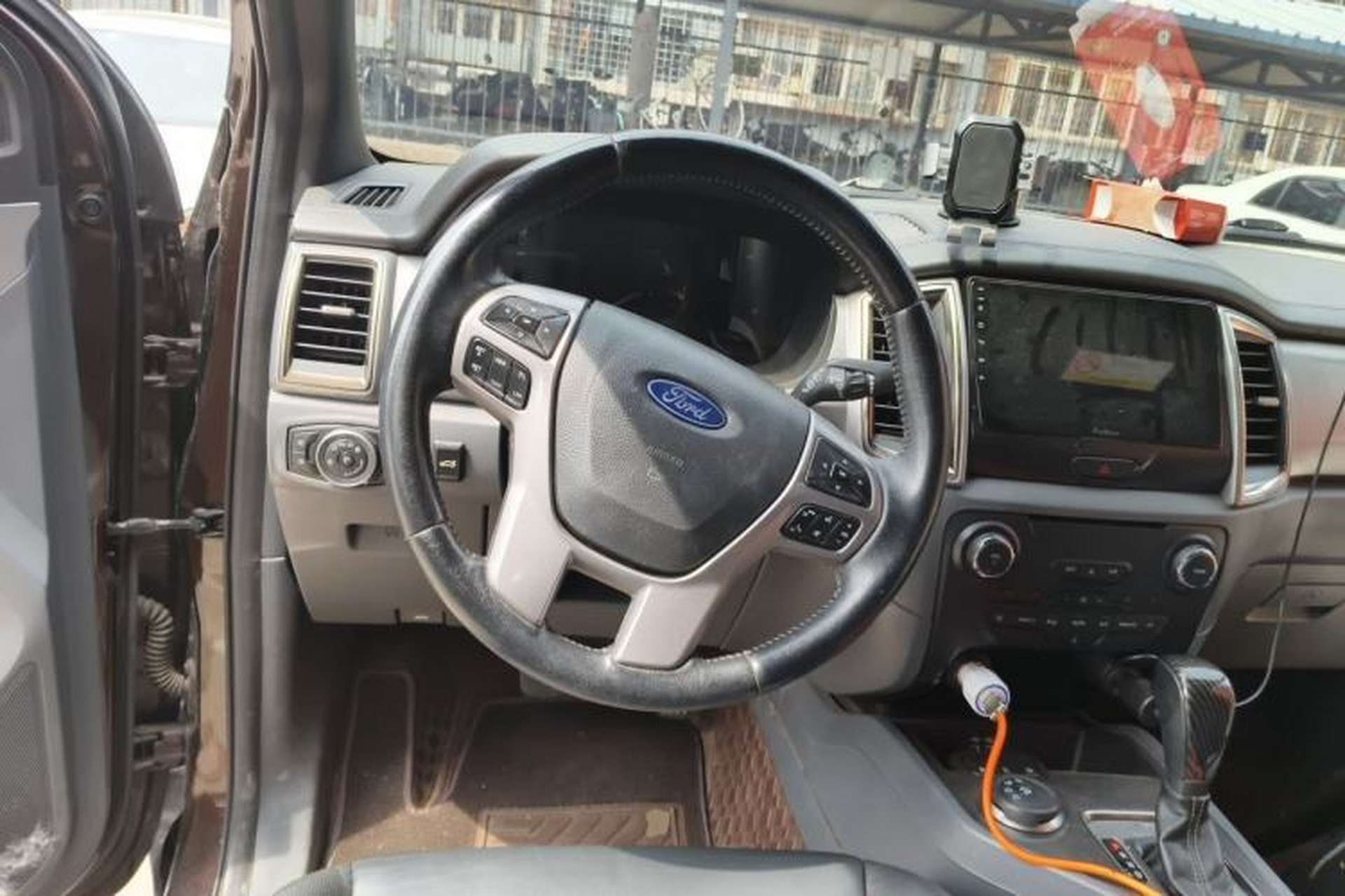 Used Ford Everest 2017 2.0T Gasoline Automatic 4x4 Luxury Edition 7 Seats Steering Wheel