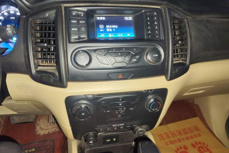 Used Ford Everest 2017 2.0T Gasoline Automatic 4x4 Luxury Edition 5 Seats Audio And AC Panel