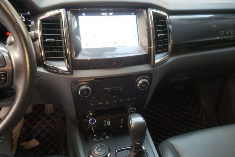 Used Ford Everest 2017 2.0T Gasoline Automatic 4x4 Flagship Edition 7 Seats Audio And AC Panel