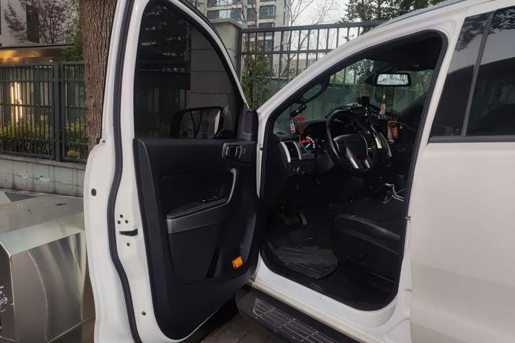 Used Ford Everest 2017 2.0T Gasoline Automatic 4x4 Luxury Edition 7 Seats Driver Seat