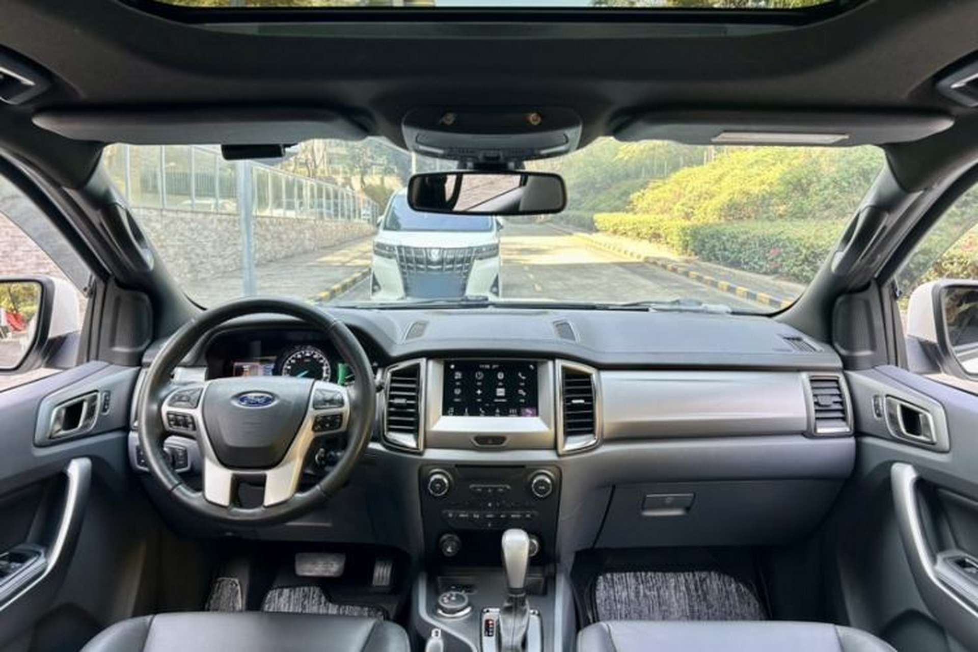 Used Ford Everest 2017 2.0T Gasoline Automatic 4x4 Luxury Edition 5 Seats Interior 3