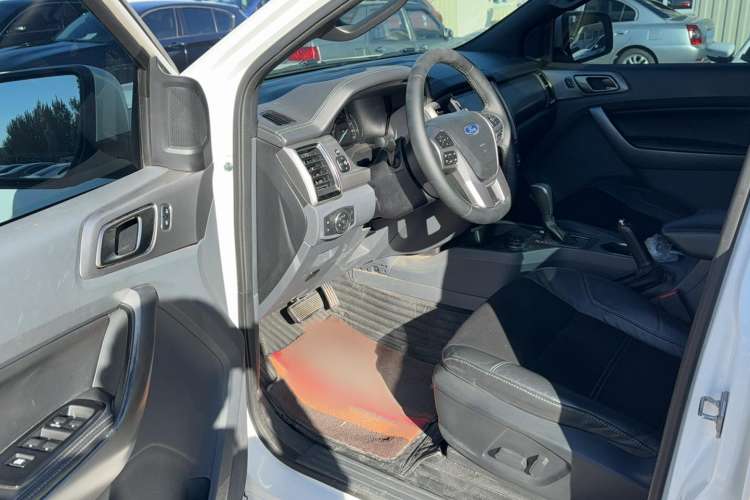 Used Ford Everest 2017 2.0T Gasoline Automatic 4x4 Luxury Edition 5 Seats Interior 3