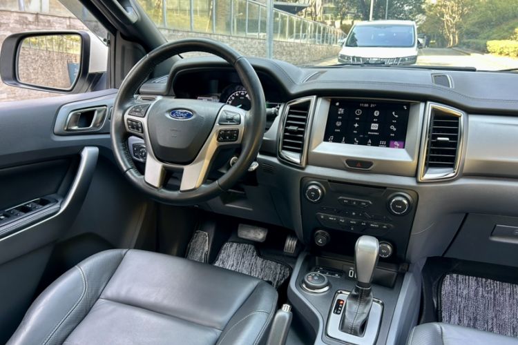 Used Ford Everest 2017 2.0T Gasoline Automatic 4x4 Luxury Edition 5 Seats Interior 6