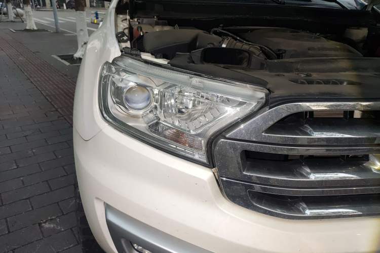 Used Ford Everest 2017 2.0T Gasoline Automatic 4x4 Luxury Edition 7 Seats Right Front Headlight