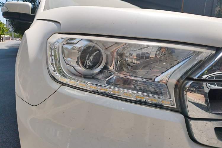 Used Ford Everest 2017 2.2T Diesel Manual 4x4 Luxury Edition 7 Seats Right Front Headlight