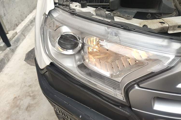 Used Ford Everest 2017 2.0T Gasoline Automatic 4x4 Elite Edition 5 Seats Right Front Headlight