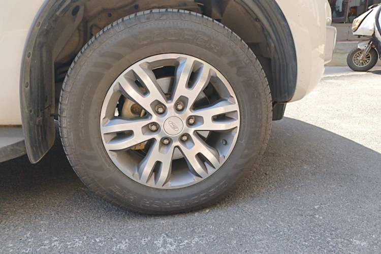 Used Ford Everest 2017 2.2T Diesel Manual 4x4 Luxury Edition 7 Seats Right Front Wheel Hub