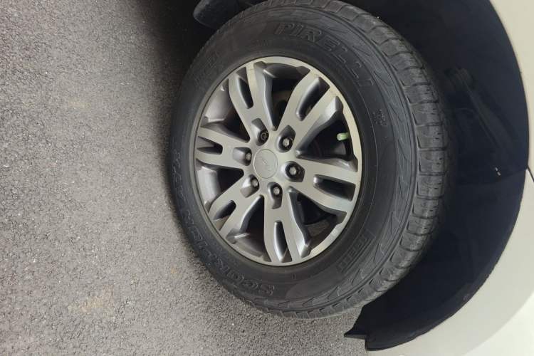Used Ford Everest 2017 2.2T Diesel Manual 4x4 Luxury Edition 5 Seats Right Front Wheel Hub