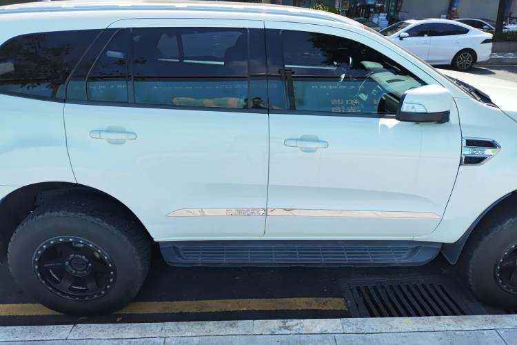 Used Ford Everest 2017 2.0T Gasoline Automatic 4x4 Luxury Edition 7 Seats Right Side