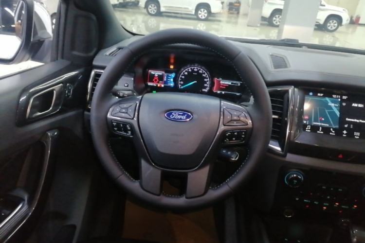 Used Ford Everest 2017 2.0T Gasoline Automatic 4x4 Flagship Edition 7 Seats Steering Wheel