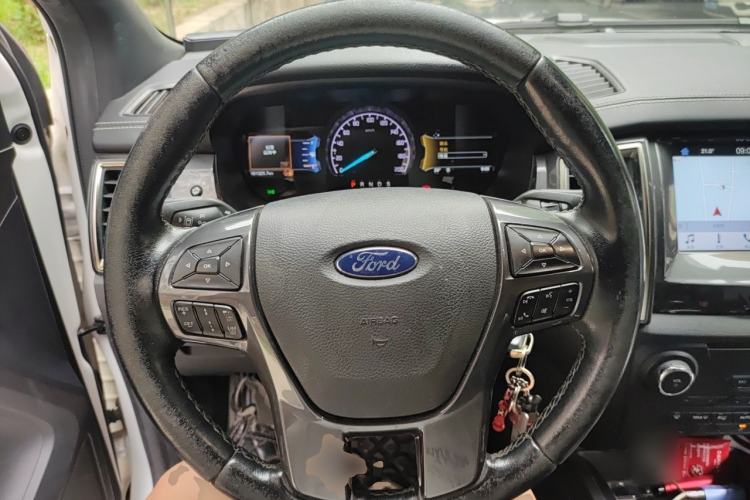 Used Ford Everest 2017 2.0T Gasoline Automatic 4x4 Luxury Edition 7 Seats Steering Wheel