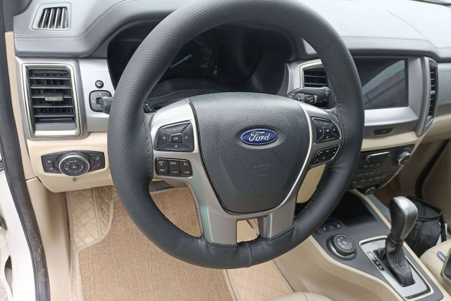 Used Ford Everest 2017 2.0T Gasoline Automatic 4x4 Luxury Edition 7 Seats Steering Wheel