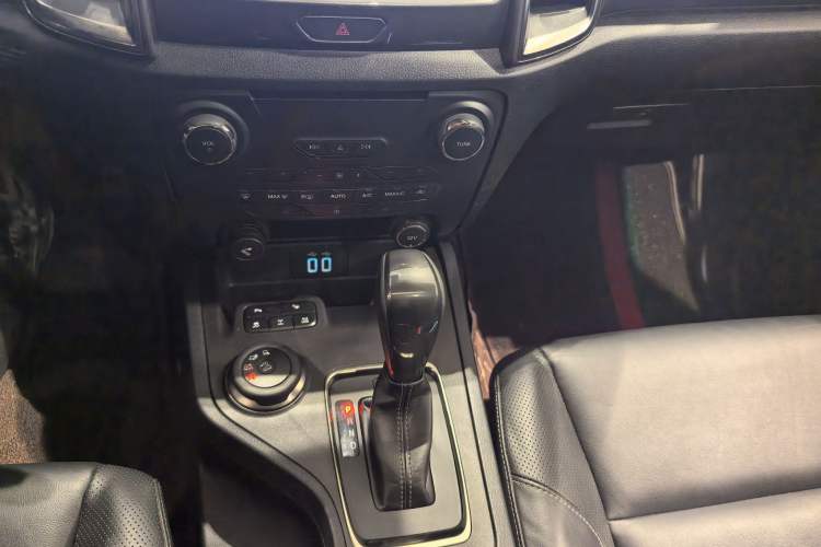 Used Ford Everest 2019 2.0T Gasoline Automatic 4x4 Luxury Edition 7 Seats Interior 4