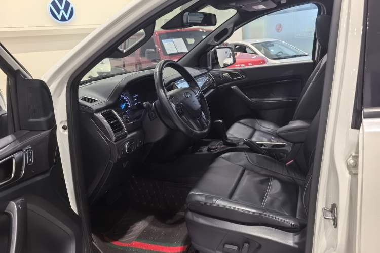 Used Ford Everest 2019 2.0T Gasoline Automatic 4x4 Luxury Edition 7 Seats Interior 6