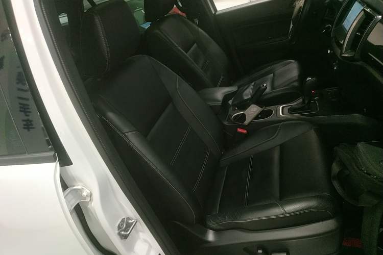 Used Ford Everest 2019 2.0T Gasoline Automatic 4x4 Luxury Edition 7 Seats Right Front Seat