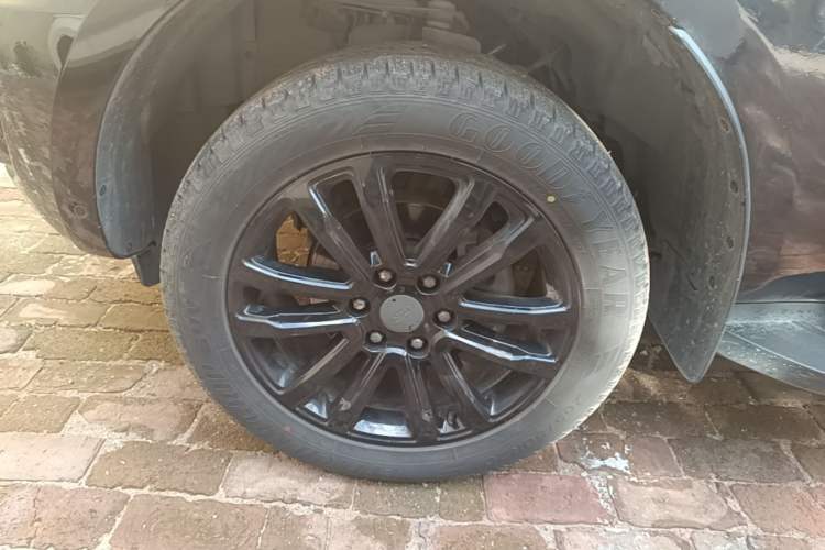 Used Ford Everest 2020 Sport Edition 2.3T Gasoline Automatic 4x4 Flagship Model with 7 Seats Exterior 4