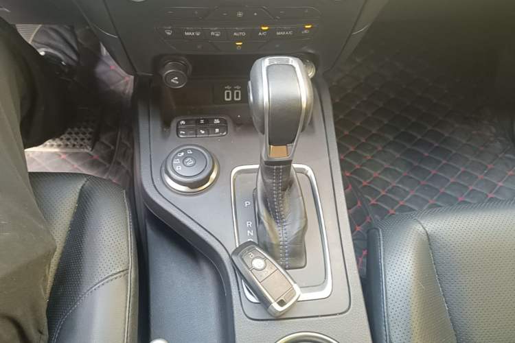 Used Ford Everest 2020 Sport Edition 2.3T Gasoline Automatic 4x4 Flagship Model with 7 Seats Gear Lever
