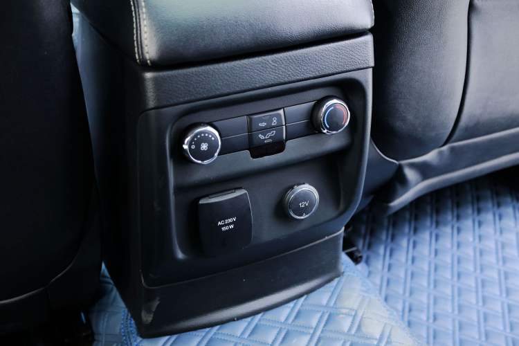 Used Ford Everest 2020 2.3T Gasoline Automatic 4x4 Flagship Edition 7 Seats Interior 11