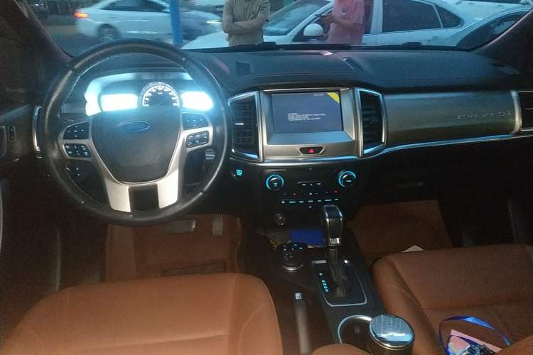 Used Ford Everest 2020 2.3T Gasoline Automatic 4WD Luxury Edition 5 Seats Center Console