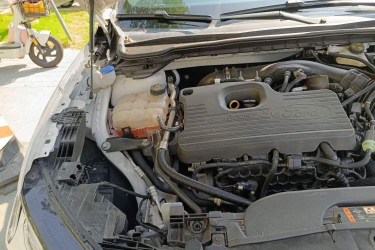 Used Ford EVOS 2022 EcoBoost 245 ST-Line Engine Bay Right