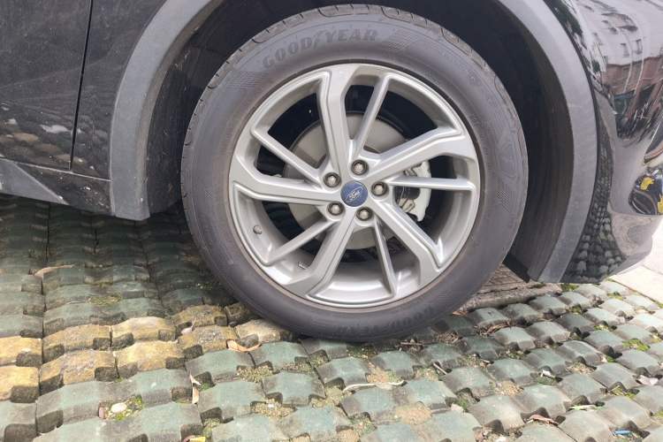 Used Ford EVOS 2022 EcoBoost 245 Style Edition Right Front Wheel Hub