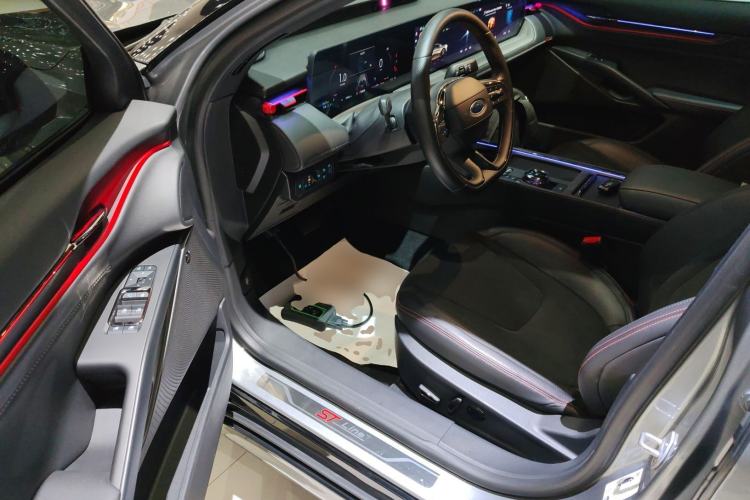 Used Ford EVOS 2022 EcoBoost 245 ST-Line Interior 3
