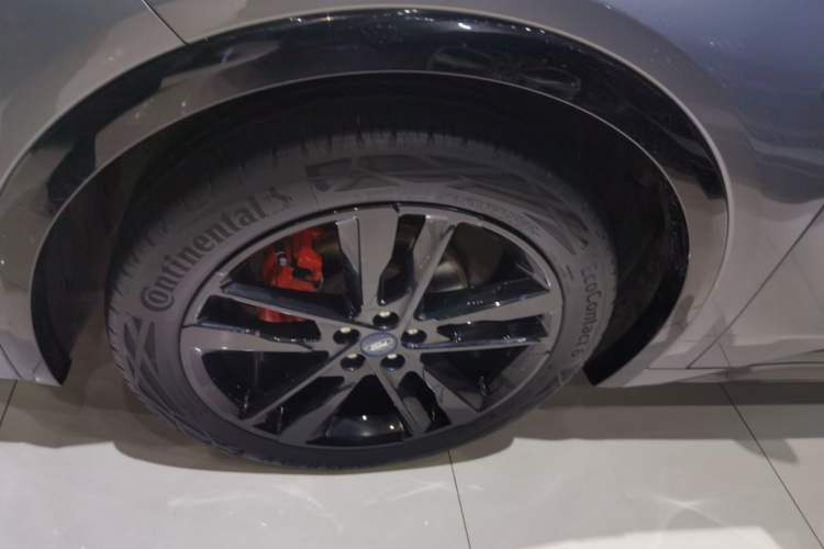Used Ford EVOS 2022 EcoBoost 245 First Edition Limited Edition Left Front Wheel Hub