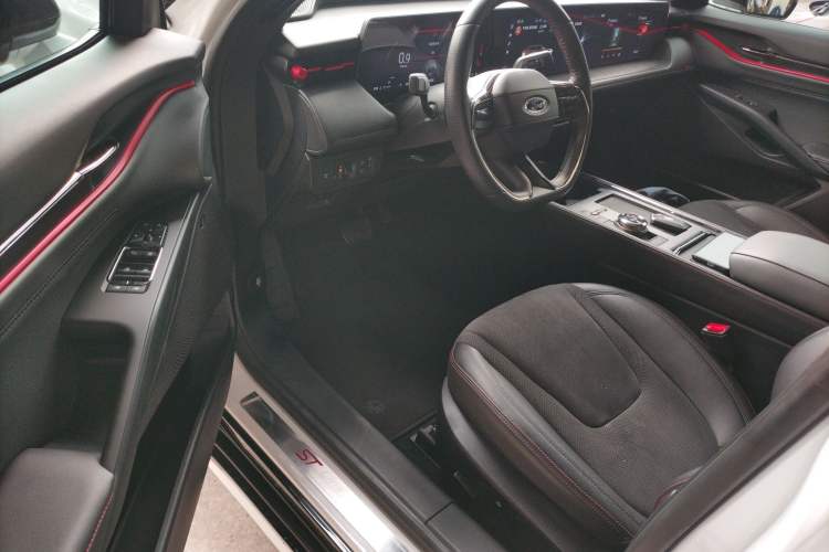 Used Ford EVOS 2022 EcoBoost 245 ST-Line Interior 3