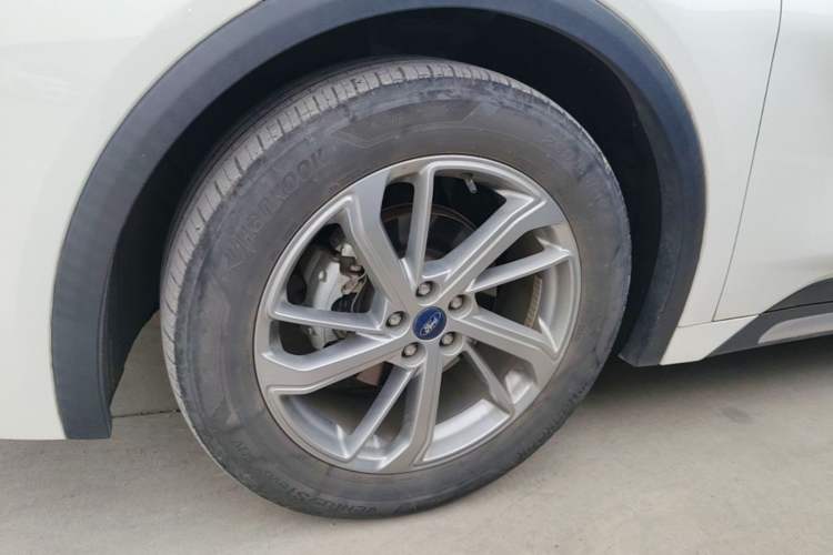 Used Ford EVOS 2022 EcoBoost 245 Style Edition Left Front Wheel Hub