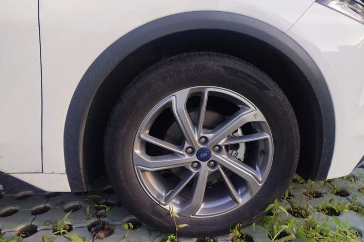 Used Ford EVOS 2022 EcoBoost 245 Style Edition Right Front Wheel Hub