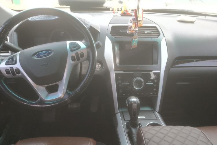 Used Ford Explorer 2011 3.5 Limited Center Console