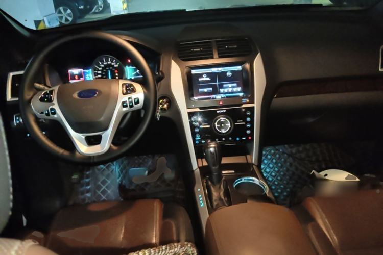 Used Ford Explorer 2013 3.5L Deluxe Model Center Console