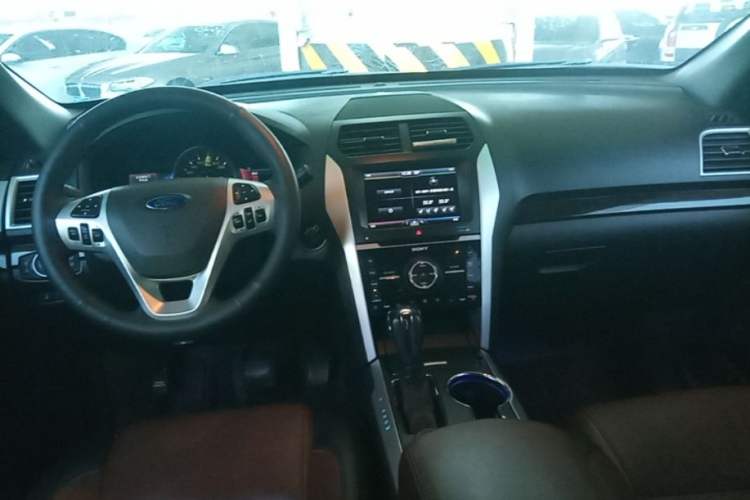 Used Ford Explorer 2013 3.5L Deluxe Model Center Console